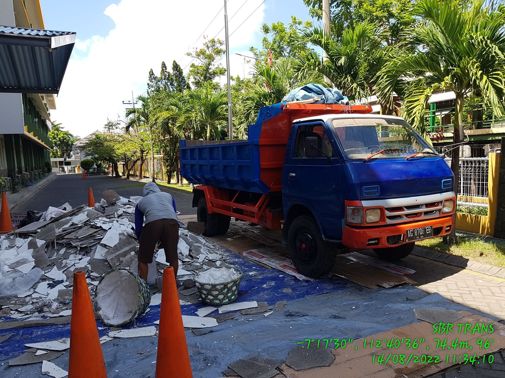 Buang sampah proyek unit dumptruk 4m³